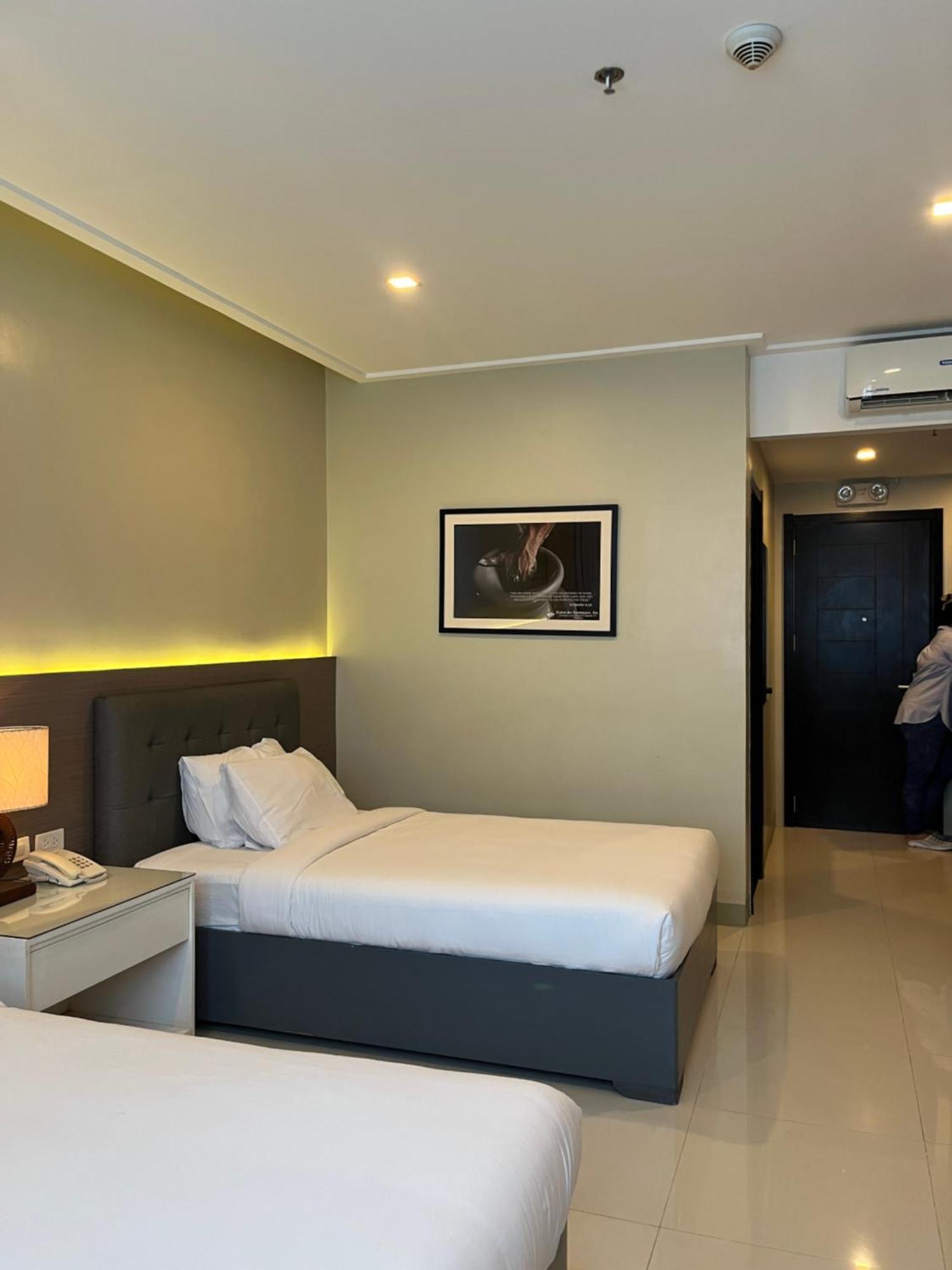 อิโลยโล เกทเวย์ โฮเต็ล Hotel Pavia ภายนอก รูปภาพ