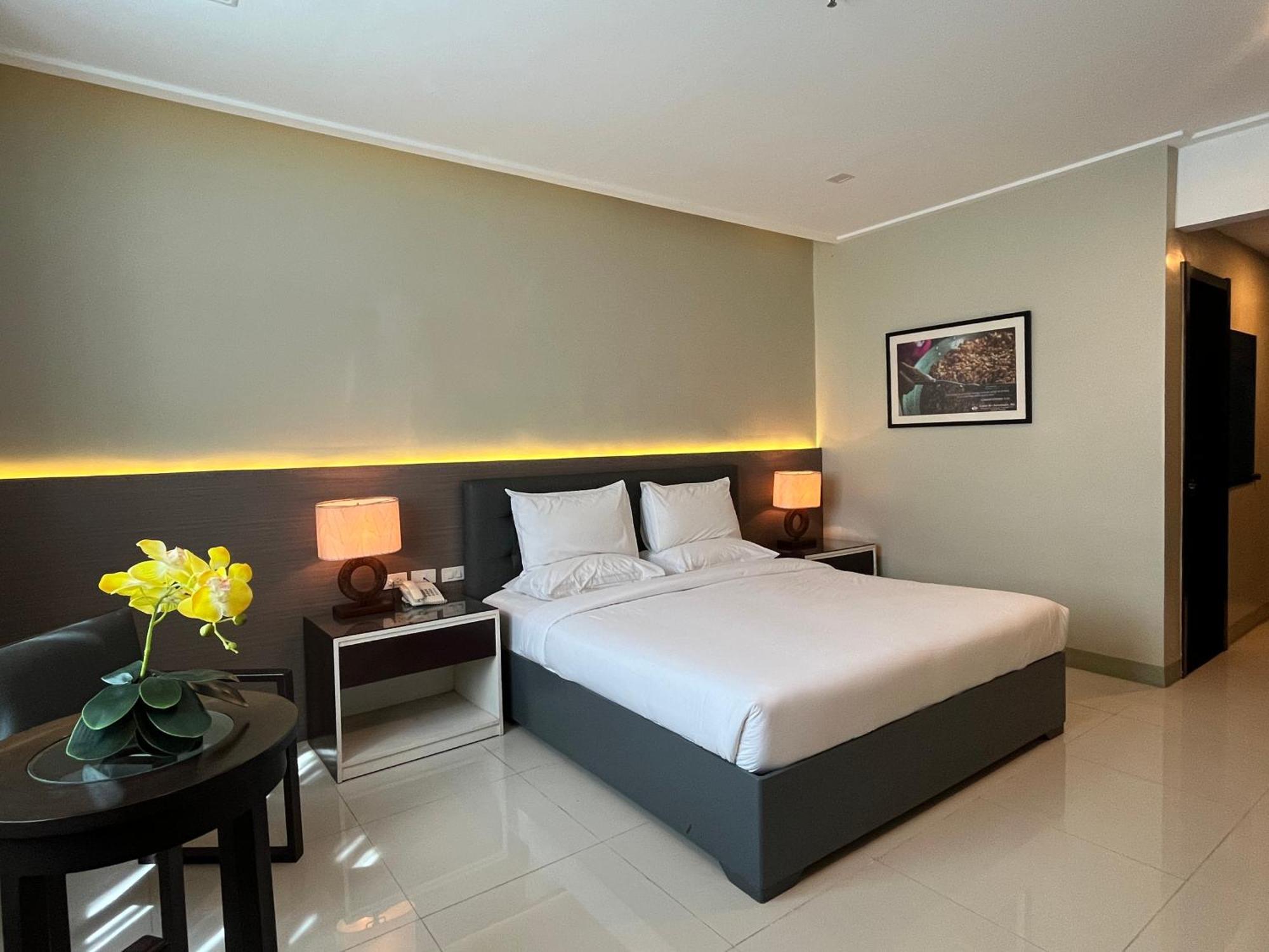 อิโลยโล เกทเวย์ โฮเต็ล Hotel Pavia ภายนอก รูปภาพ