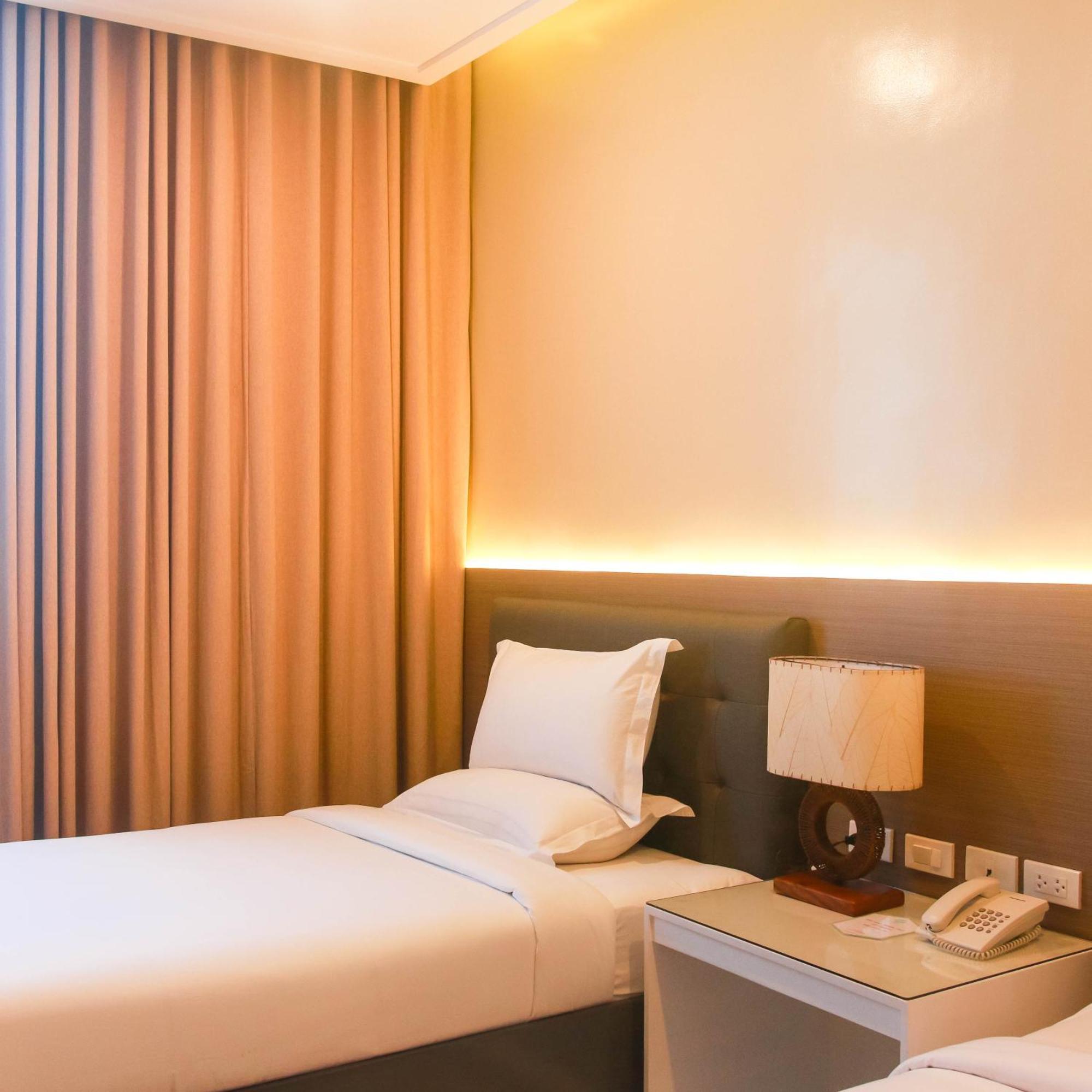 อิโลยโล เกทเวย์ โฮเต็ล Hotel Pavia ภายนอก รูปภาพ