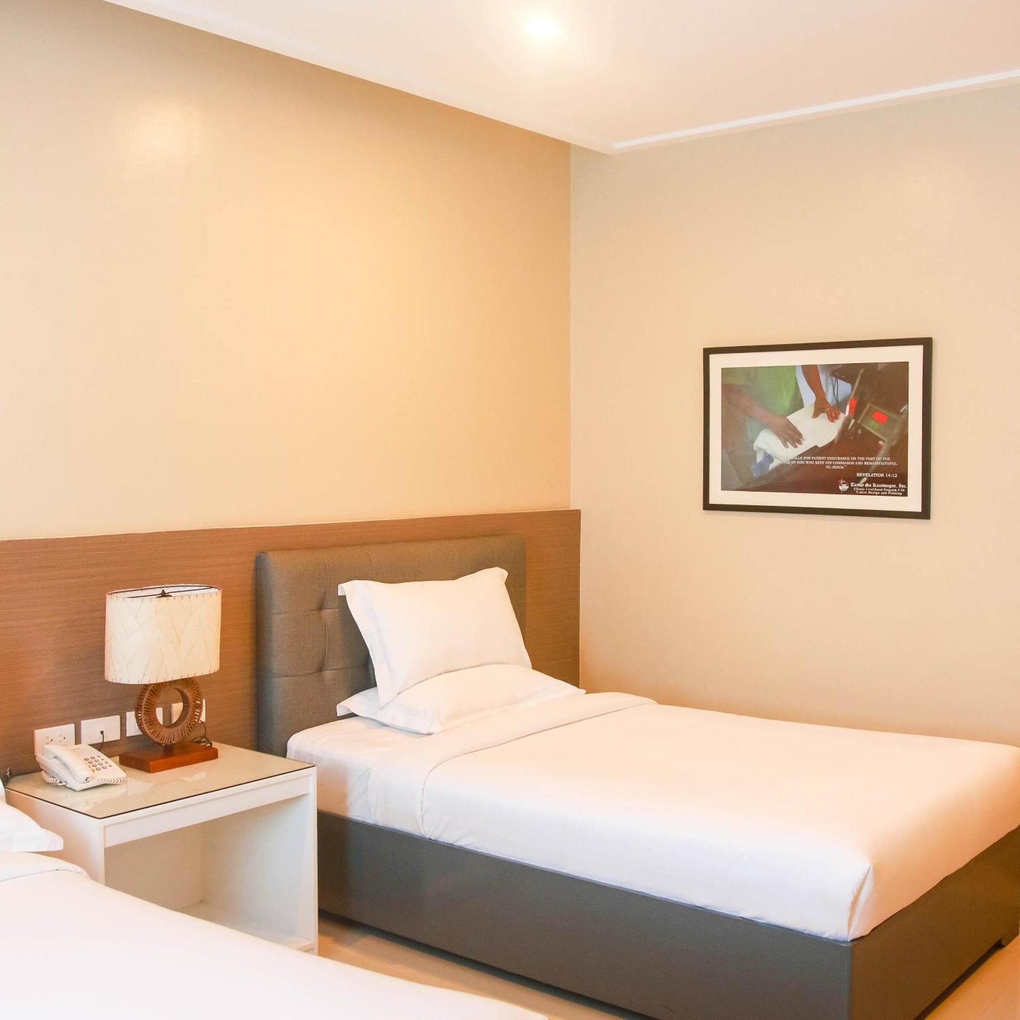 อิโลยโล เกทเวย์ โฮเต็ล Hotel Pavia ภายนอก รูปภาพ